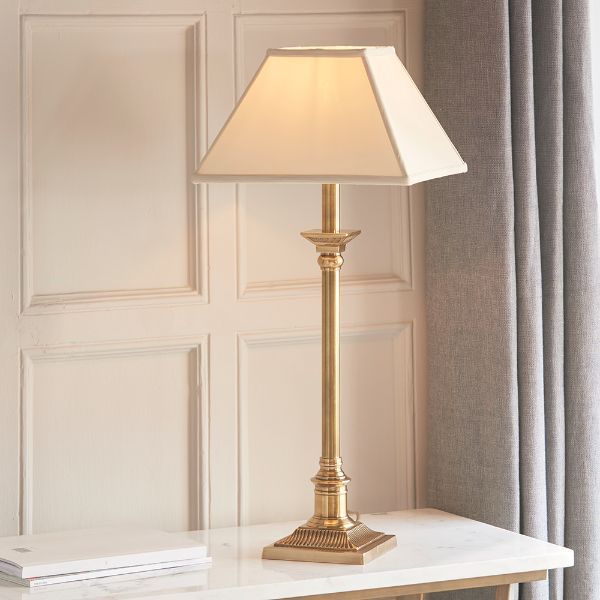Lampa stołowa w stylu klasycznym z abażurem jasnym