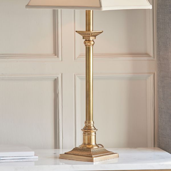 Lampa stołowa w klasycznym stylu na blacie