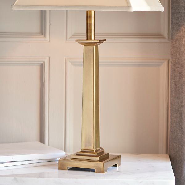 Dekoracyjna lampa stołowa w stylu klasycznym