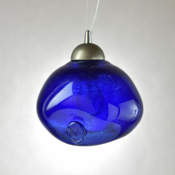 Lampa wisząca z niebieskim kloszem