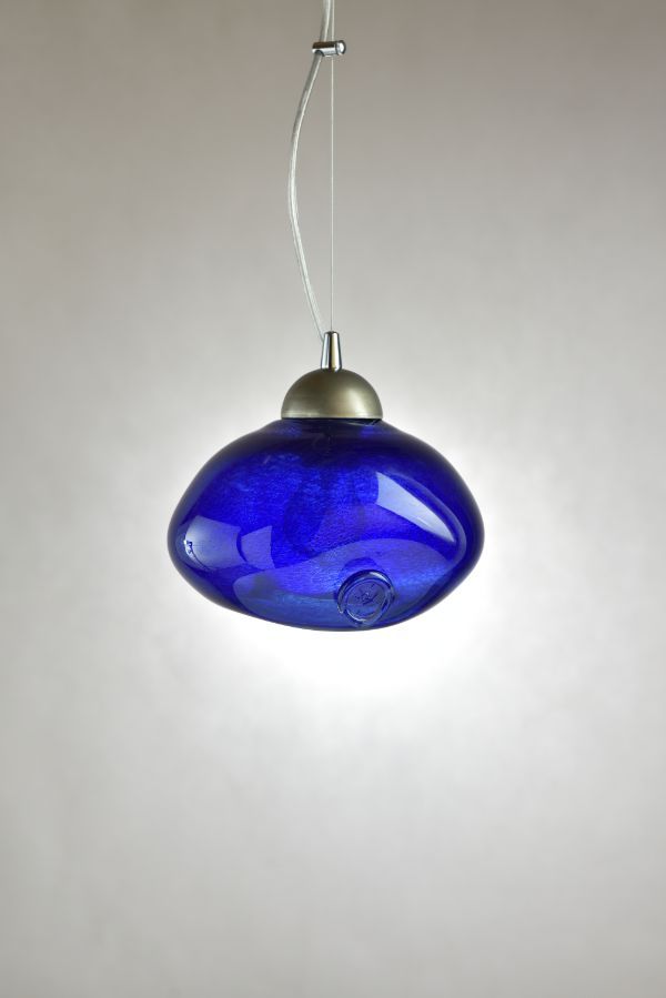 Ozdobna lampa wisząca ze szklanym niebieskim kloszem