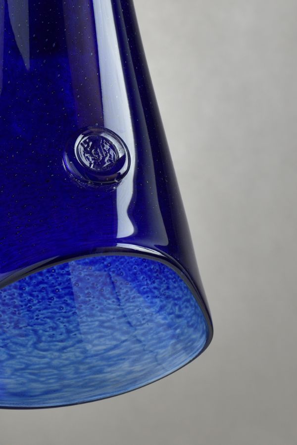 Szklany niebieski klosz lampy wiszącej do nowoczesnego salonu