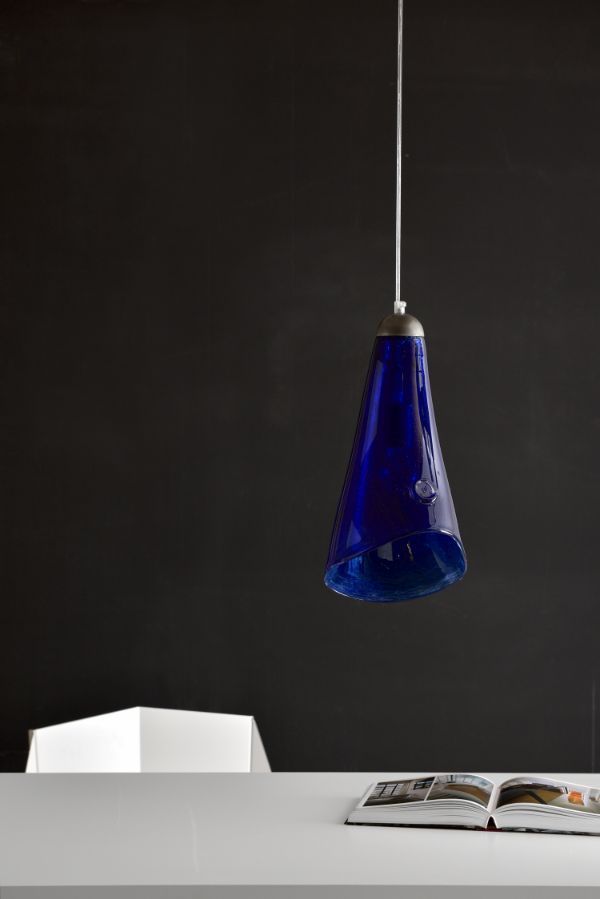 Lampa wisząca z kobaltowym szklanym kloszem