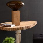 Lampa stołowa z drewnianą podstawą i brązowym szklanym kloszem