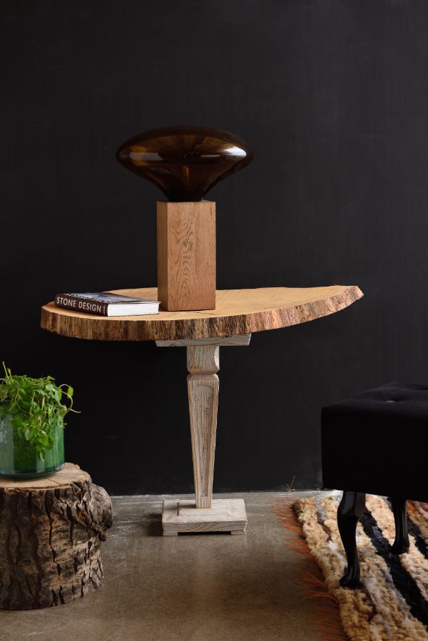 Drewniana lampa stołowa ze szklanym kloszem