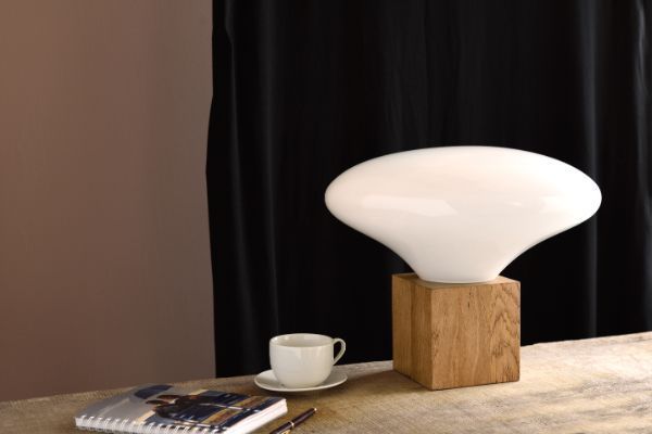 Dekoracyjna lampa z mlecznym kloszem nieregularnym kształcie