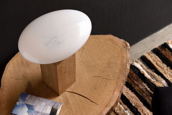 Lampa stołowa z białym nieregularnym kloszem