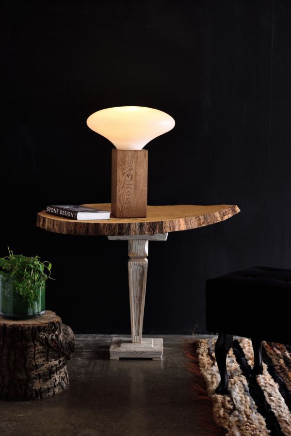 Oryginalna lampa stołowa na drewnianym stoliku