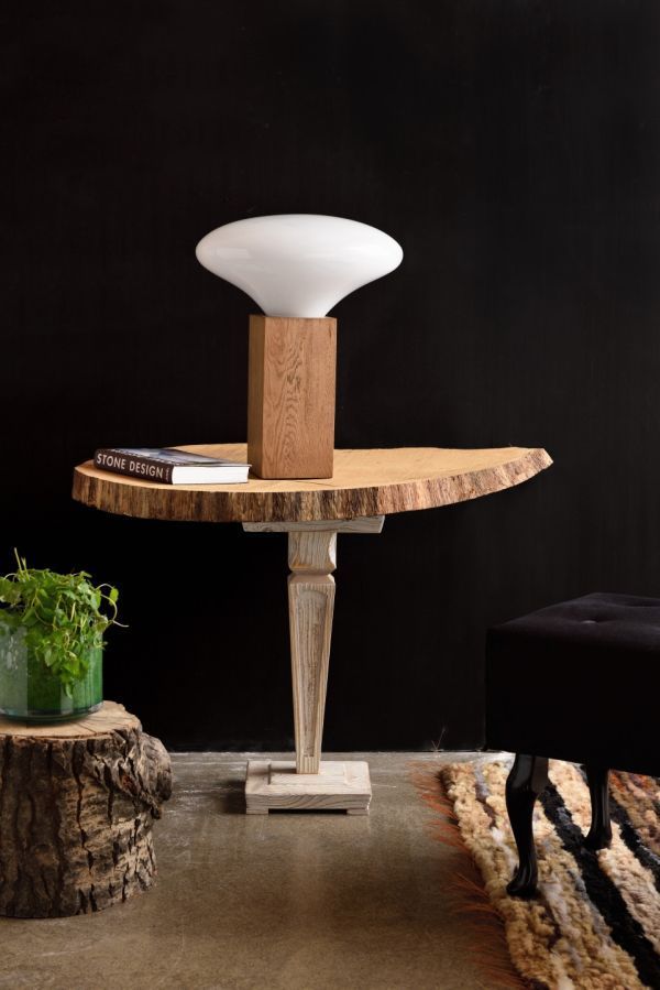 Lampa stołowa z drewnianą podstawą i kloszem