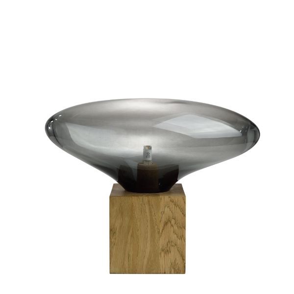 Stołowa lampa z drewnianą podstawą i szklanym kloszem