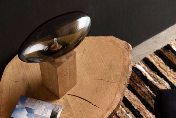 Lampa z nieregularnym kloszem na drewnianym stoliku