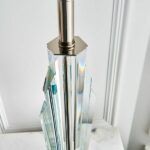 Elegancka podstawa lampy ze srebrnymi elementami