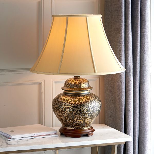 Lampa stołowa dekoracyjna z eleganckim abażurem