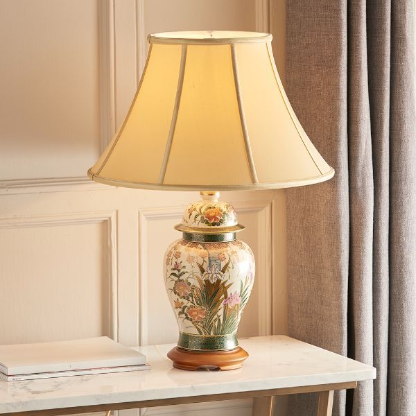 Elegancka lampa w stylu klasycznym z kwiatami