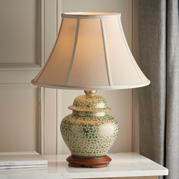 Lampa stołowa z eleganckim klasycznym abażurem