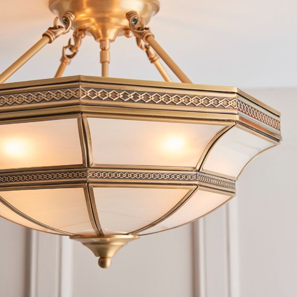 Lampa sufitowa dekoracyjna w klasycznym stylu