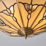 Lampa sufitowa z dekoracyjnymi złotymi elementami