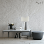 Lampa stołowa ze srebrną podstawą i abażurem białym