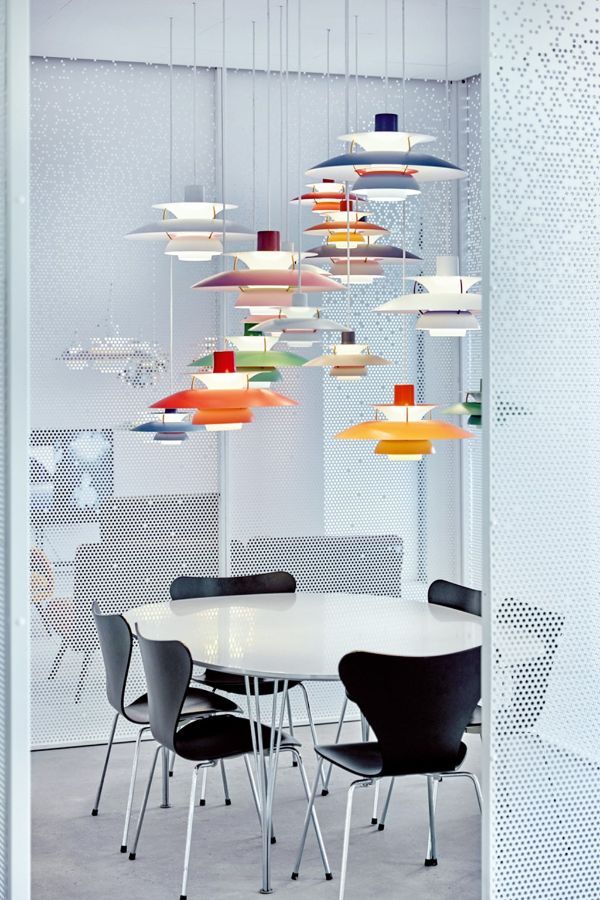 Kolorowe, nowoczesne lampy wiszące nad stołem