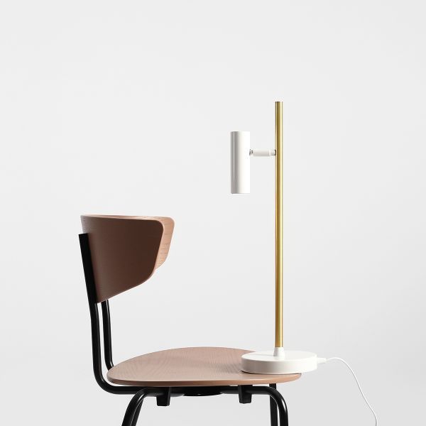 Lampa stołowa z białą podstawą i kloszem na krześle