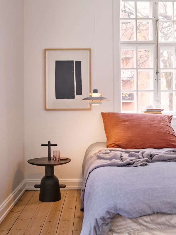 Lampa wisząca nowoczesna nad łóżkiem w sypialni