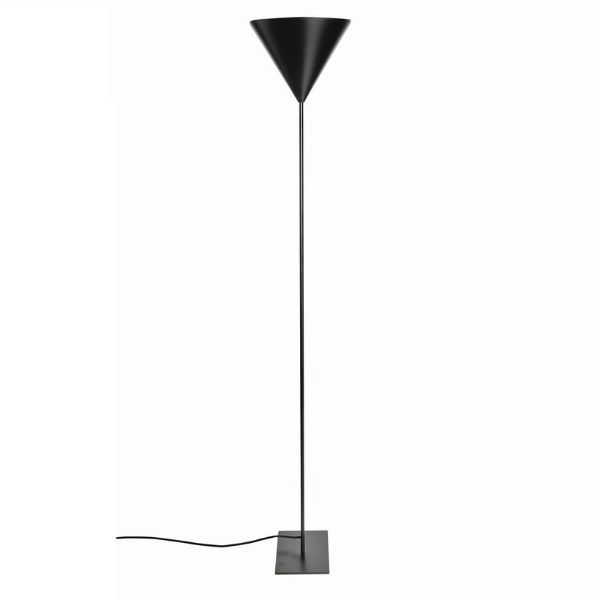 Lampa podłogowa z czarnym stożkowym kloszem