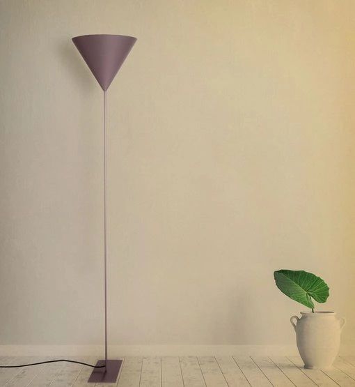 Lampa podłogowa z różowym kloszem w kształcie stożka