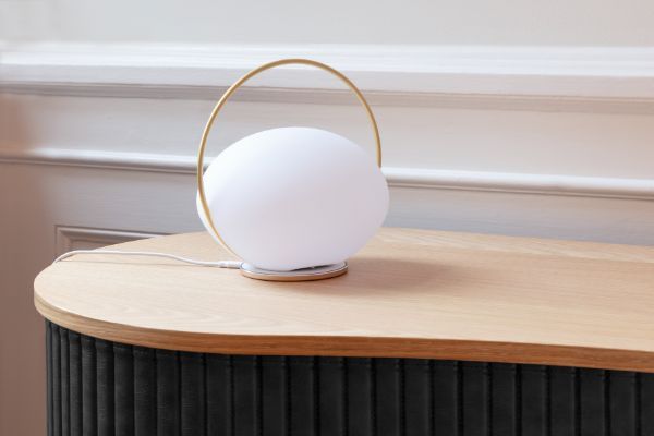 Lampa stołowa ładowana USB z kloszem mlecznym