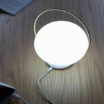 Lampa na blacie drewnianym z ładowarką USB