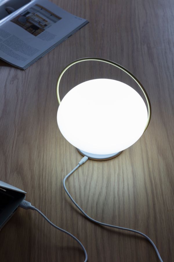 Lampa na blacie drewnianym z ładowarką USB