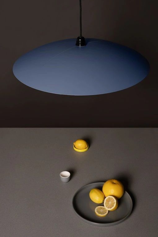 Lampa wisząca w kolorze granatowym nad stołem