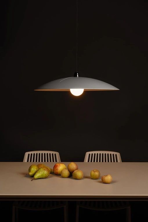 Lampa wisząca z kloszem białym nad stołem