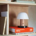 mała lampa stołowa na półkę z książkami