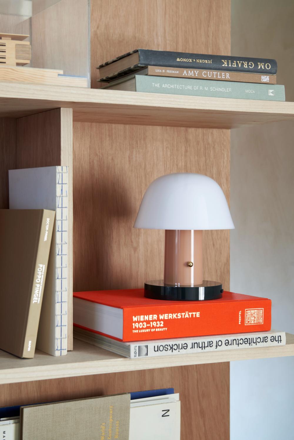 mała lampa stołowa na półkę z książkami