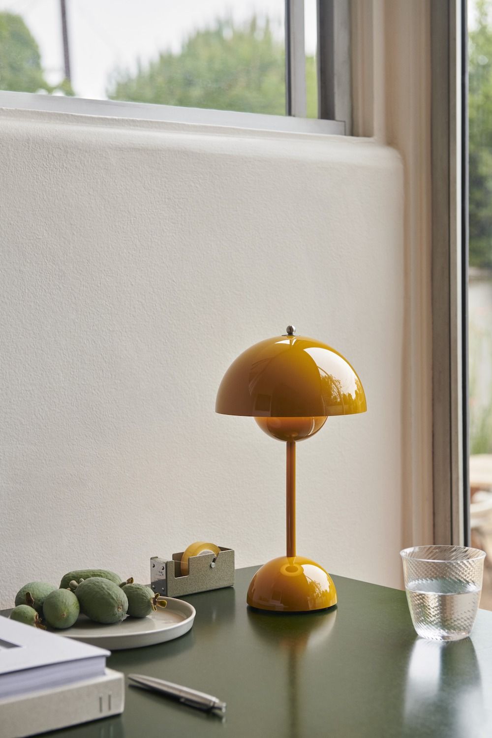 Lampa stołowa żółta w nowoczesnym wnętrzu