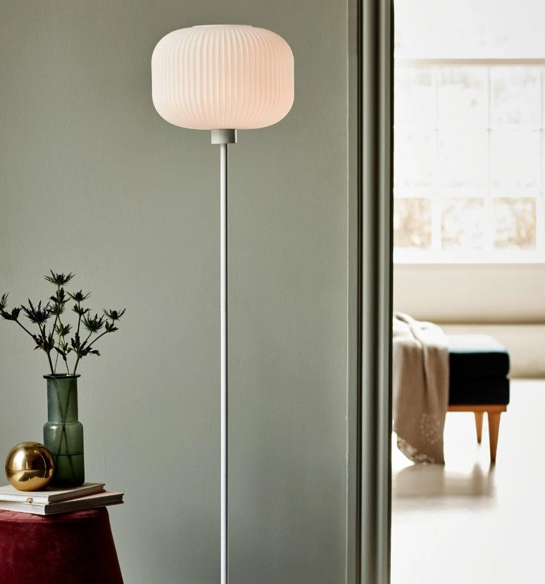 Biała lampa stojąca do salonu - Millford