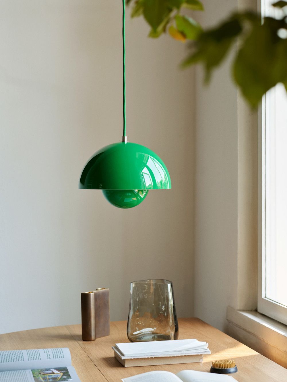 Lampa wisząca zielona w połysku nad stołem