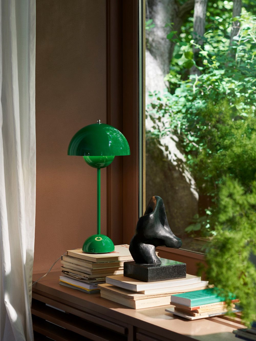 Lampa stołowa na parapecie z książkami