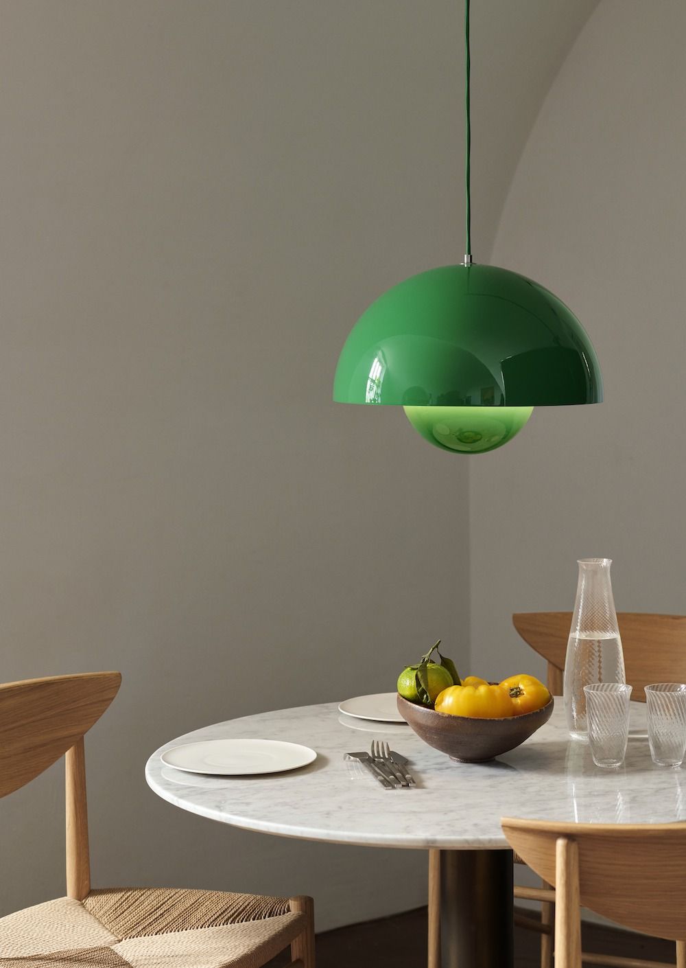 Lampa wisząca w kolorze zielony połysk nad stołem
