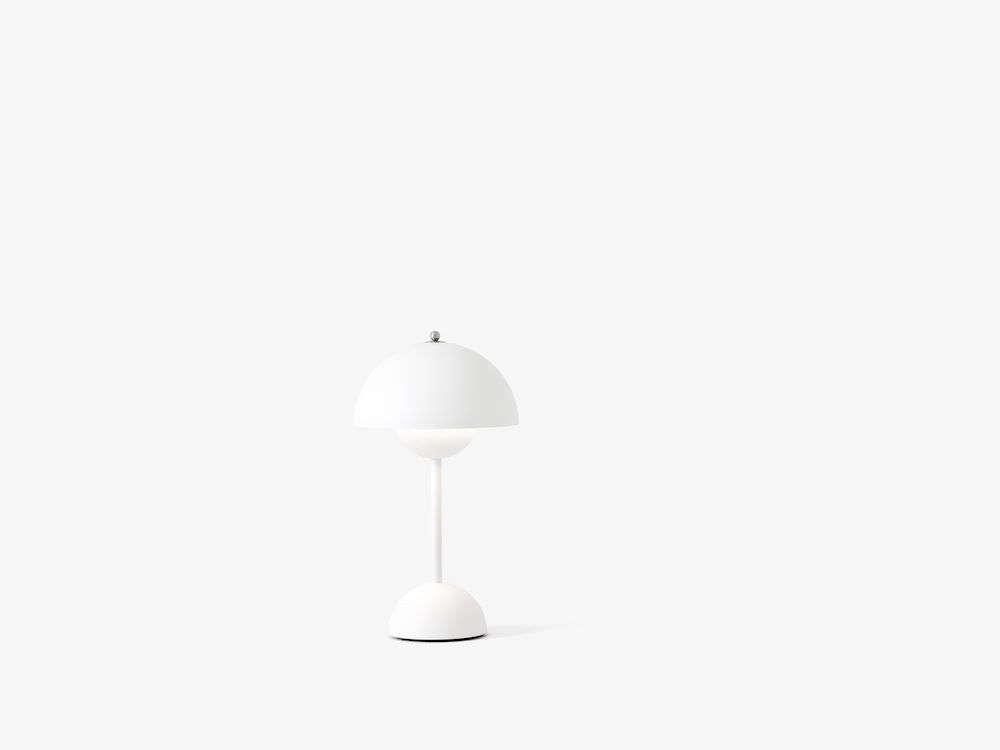 Biała lampa stołowa z nowoczesnym kloszem