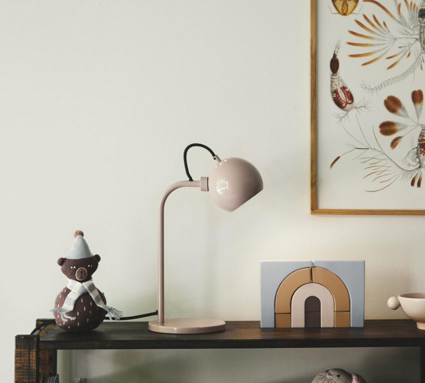 Nowoczesna lampa biurkowa do gabinetu Ball Single - kremowa