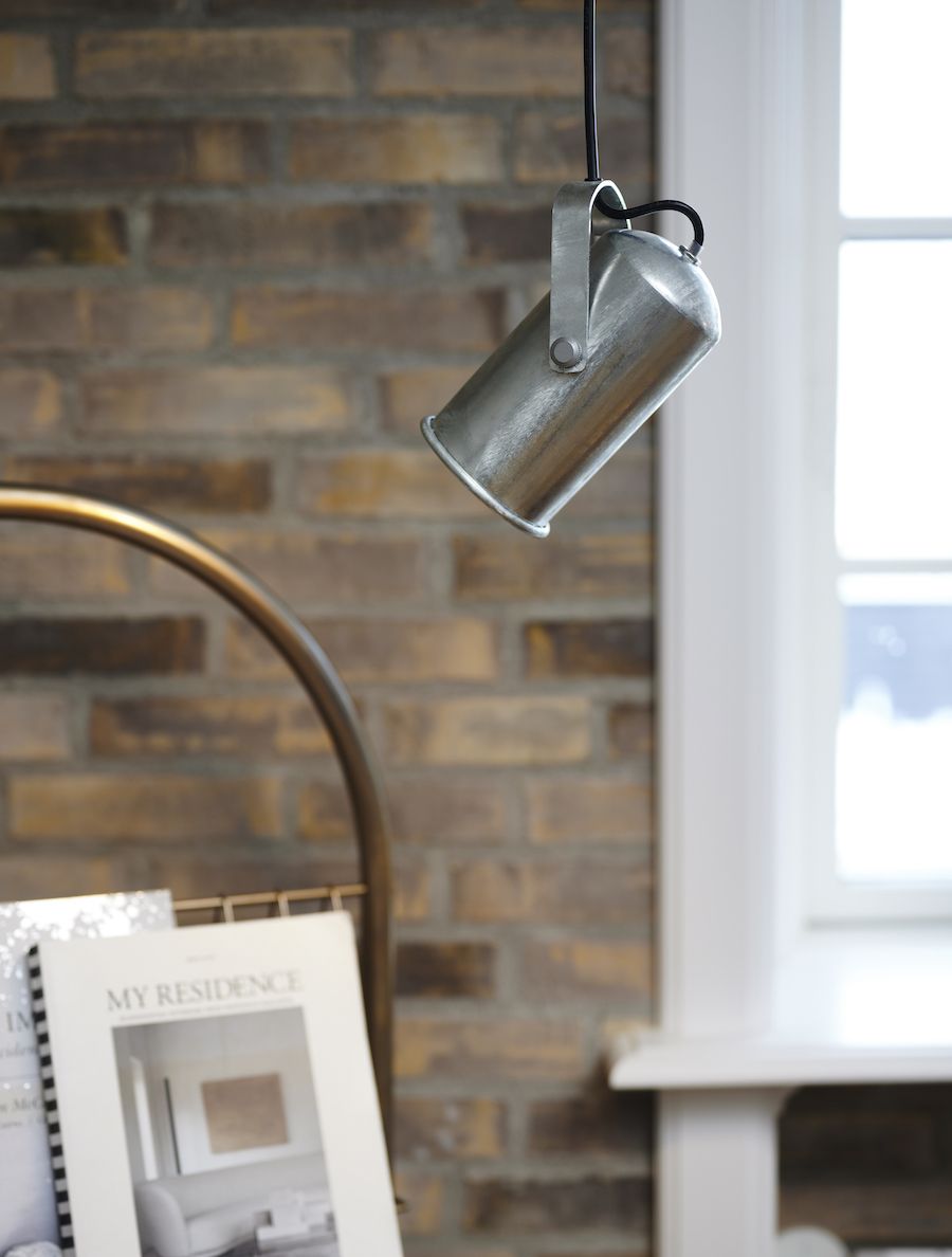 Srebrna lampa wisząca nad stolik do salony w stylu industrialnym