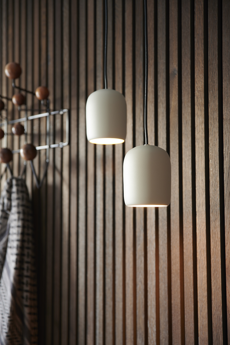 Lampy wiszące nowoczesne na tle drewnianych ścian