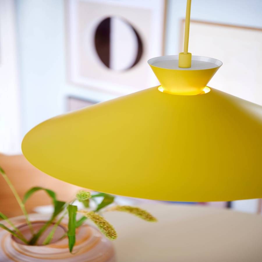 Żółta lampa wisząca nad stół do kuchni lub salonu