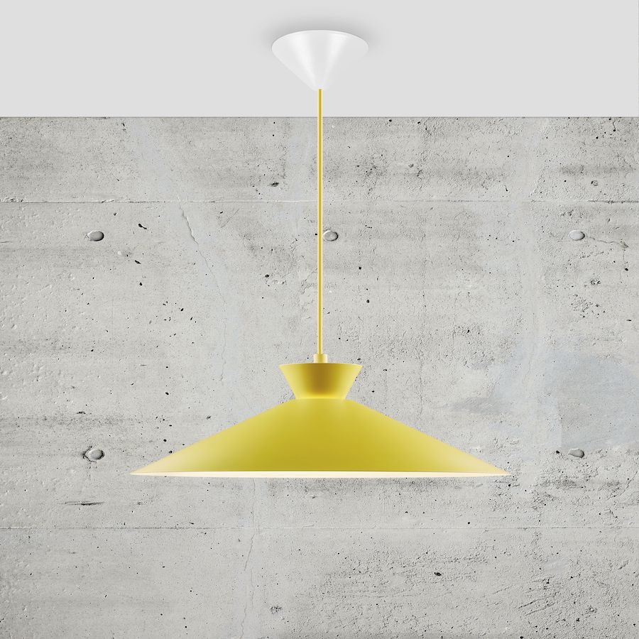 Żółta lampa wisząca z szerokim kloszem