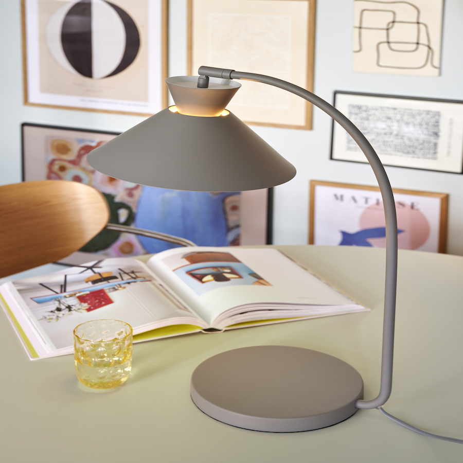 Lampa nowoczesna szara na jasnym stoliku