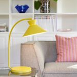 Lampa biurkowa z szerokim kloszem w kolorze żółtym
