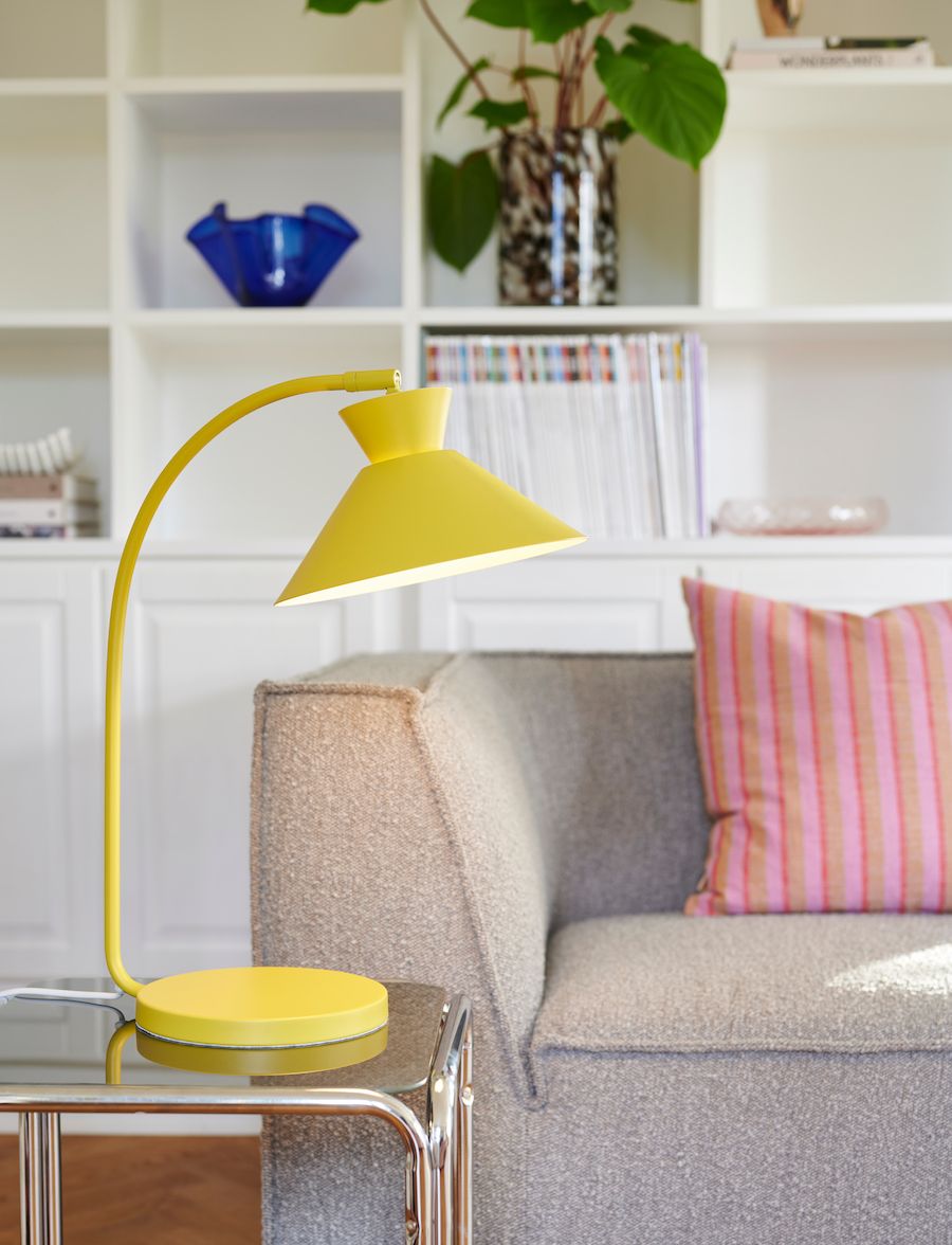 Lampa biurkowa z szerokim kloszem w kolorze żółtym