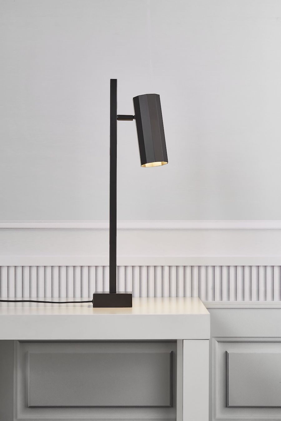 Lampa biurkowa czarna z kloszem nowoczesnym