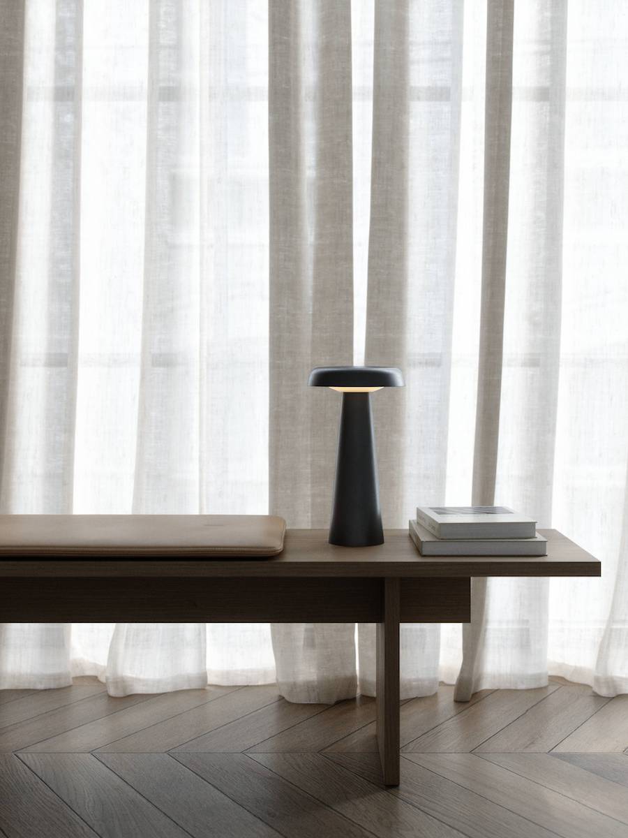 Lampa stołowa wysoka na stole drewnianym